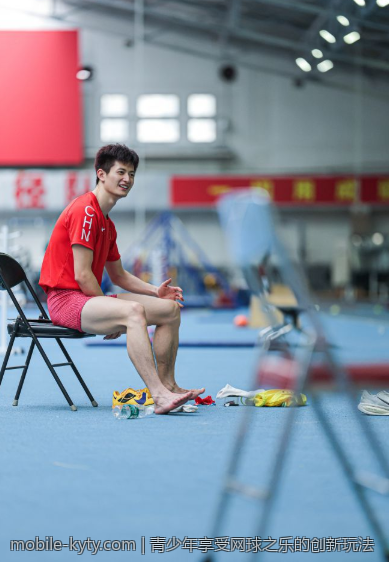 青少年享受网球之乐的创新玩法